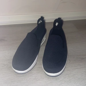 Tygskor, 39.  - Tygskor med enkel passform och bekväm sula. Färg marinblå. Använt få gånger, nästan helt ny. Ingen märkes skor utan det är bara skor.  Obs! Storleken är större än vanligt så det är mellan 39-40. 