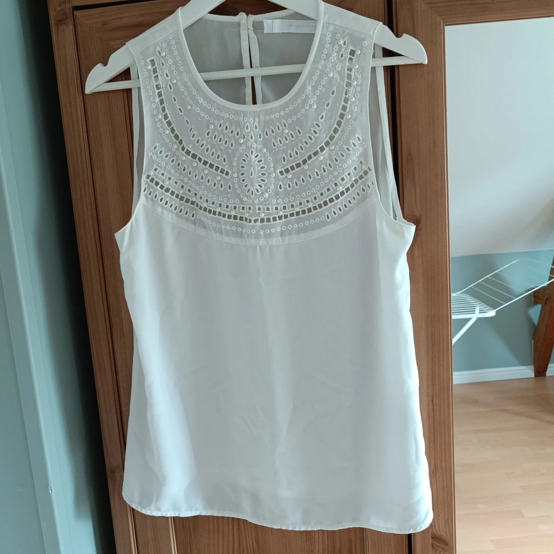 Linne med pärldetaljer