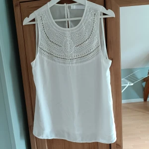 Linne med pärldetaljer - Fint linne med pärldetaljer. 