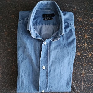 Riley blue shirt  - In good condition. Would prefer pick-up rather than posting.