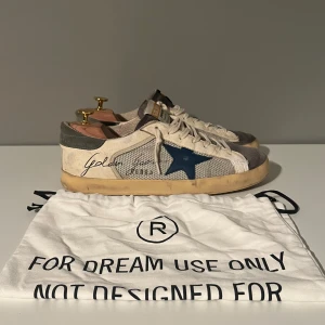 Golden Goose - Sällsynta Golden Goose i strl 42, fits 43. Skick: 8/10. Dustbag tillkommer! Skriv vid frågor och funderingar!