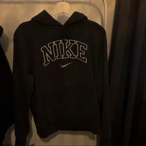 Nike hoodie som jag inte tror går köpa längre, säljer då den är för liten för mig. Nypris 900kr.