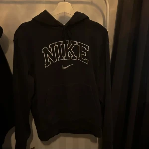 Nike vintage hoodie  - Nike hoodie som jag inte tror går köpa längre, säljer då den är för liten för mig. Nypris 900kr.