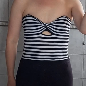 Snyggt svart och vitt linne med knytdetalj, knut, vridning, tubtopp med struktur strl S - Snyggt svart och vitt linne med knytdetalj, knut, vridning, tubtopp med struktur strl S. Använd en gång, jättefint skick. Djurfritt och rökfritt hem! Missa inte mina andra annonser 🌸