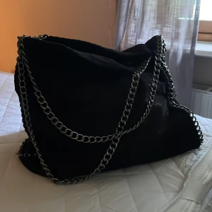 Liknande stella mccartney väska - Jättefin väska som liknar stella mccartney! Hör gärna av dig för mer frågor 🫶🏽🫶🏽