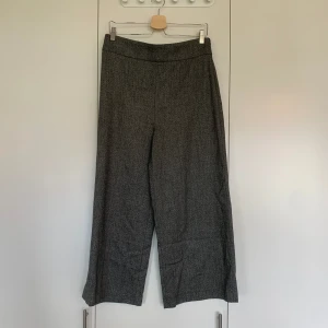 Zara byxor  - Vadlånga utsvängda byxor   11% ull