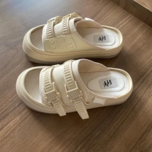 Eytys slippers - Tofflor som aldrig är använda. Normal i storlek. 