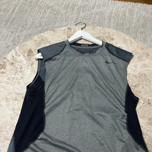 Nike träningslinne - Träningslinne för män i storlek M, fint skick och knappt använd 