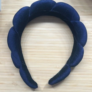 hårband  - blått, bubbligt hårband från urban outfitters 