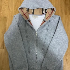 Burberry hoodie - Hej! Säljer denna snygga burberry hoodie i size S. Den sitter lite större dock. Skicket är 10/10. Som ny. Påse tillkommer. Säljer billigt då jag vill bli av med den snabbt. Kan gå ner i pris vid snabb affär endast