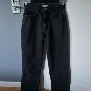Midwaist jeans - Svarta jeans från ginatricot, midwaisted🫶 Säljer pga har vuxit ur dom. Superbra skick, passar mig i längden som 170cm:)