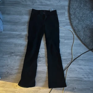 Low waist jeans - Lågmidjade bootcut jeans ifrån Only. Storlek XS/30  Passar mig som är 160cm!