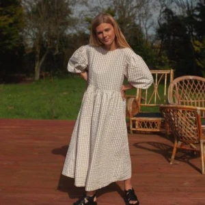 Beige rutig klänning Monki stl S - Beige rutig klänning i böckebölja.  Storlek: S Material: 100% bomull  Skick: använt gott skick, inget att anmärka på 