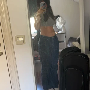 Mörkblå jeans  - Tyngre variant av Jeans. Väldigt bekväma men kan bli varmt. Har knappat istället för dragkedja. 