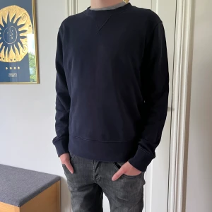 Mörkblå tröja herr - Mörkblå herrtröja i storlek S. Sparsamt använd men tecken på användning finns. Skick 8/10.🙌🏻