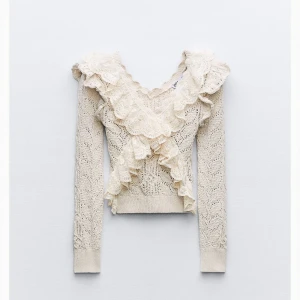 Söt topp 🥰 - Säljer denna supersöta topp från zara!! Endast använda en gång🙏🏼 köpt för 399 och den finns inte kvar på hemsidan 🤍