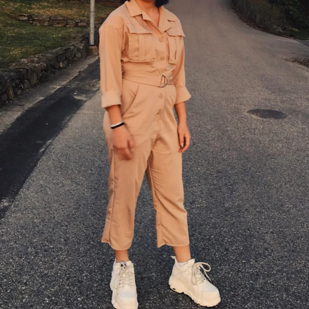 Svart jumpsuit från NA-KD med fickor uppe och nere Benen är något korta i modellen  Samma modell som den beiga på bild 3. Övrigt.