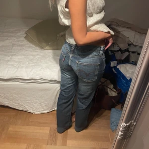 Lågmidjade Levis jeans - Lågmidjade levis jeans!  Står 30/32, men de sitter som xs/s passar mig som har 34/36 och jag är 168 lång!  Super snygga, vintage 