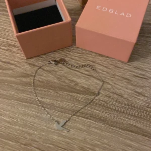 Edblad armband  - Säljer detta armband från Edblad då jag har bytt till guld smycken, nypris 249, pris kan alltid diskuterar vid snabb affär 