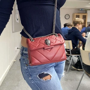 Kurt Geiger väska - Säljer min jättefina röda Kurt geiger väska som jag inte längre får så mycket användning av🩷den är i fint skick men har små slitningar som man inte lägger märke till. Vill få den såld snabbt, så pris går att diskutera. Köpte för 1000kr🩷