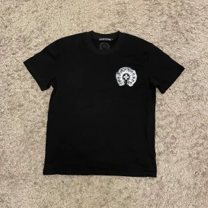 Chrome Hearts Tee - Säljer denna skitsnygga Chrome Hearts T-Shirt då jag inte gillar hur den sitter på mig. Den är endast testad på och i nyskick. Skriv pm om du har fler frågor.