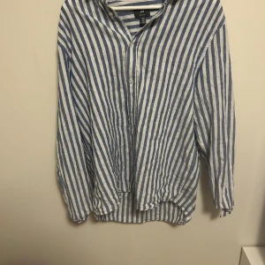 Linneskjorta  - Skjortan är från HM och är aldrig använd då den var lite stor på mig. Storlek M. Mitt pris är 100kr