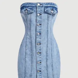Helt ny klänning aldrig använd jätte fin i stick helt perfekt nu för sommaren köpt för 550kr