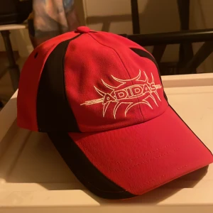 Röd adidas keps i nyskick - Adjusterbart grej där bak som får kepsen att passa de flesta