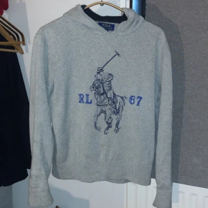 Polo Ralph lauren hoodie - En super fin Polo Ralph lauren hoodie som är perfekt nu till sommaren Passar inte mig längre men den passar dem som är runt 150cm lång