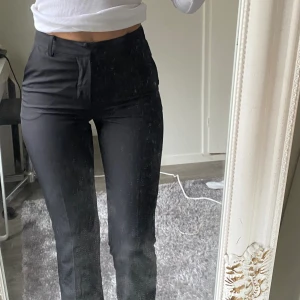 Kostymbyxor  - Säljer dessa populära kostymbyxorna från BikBok i modellen Vilma, storlek 36💗