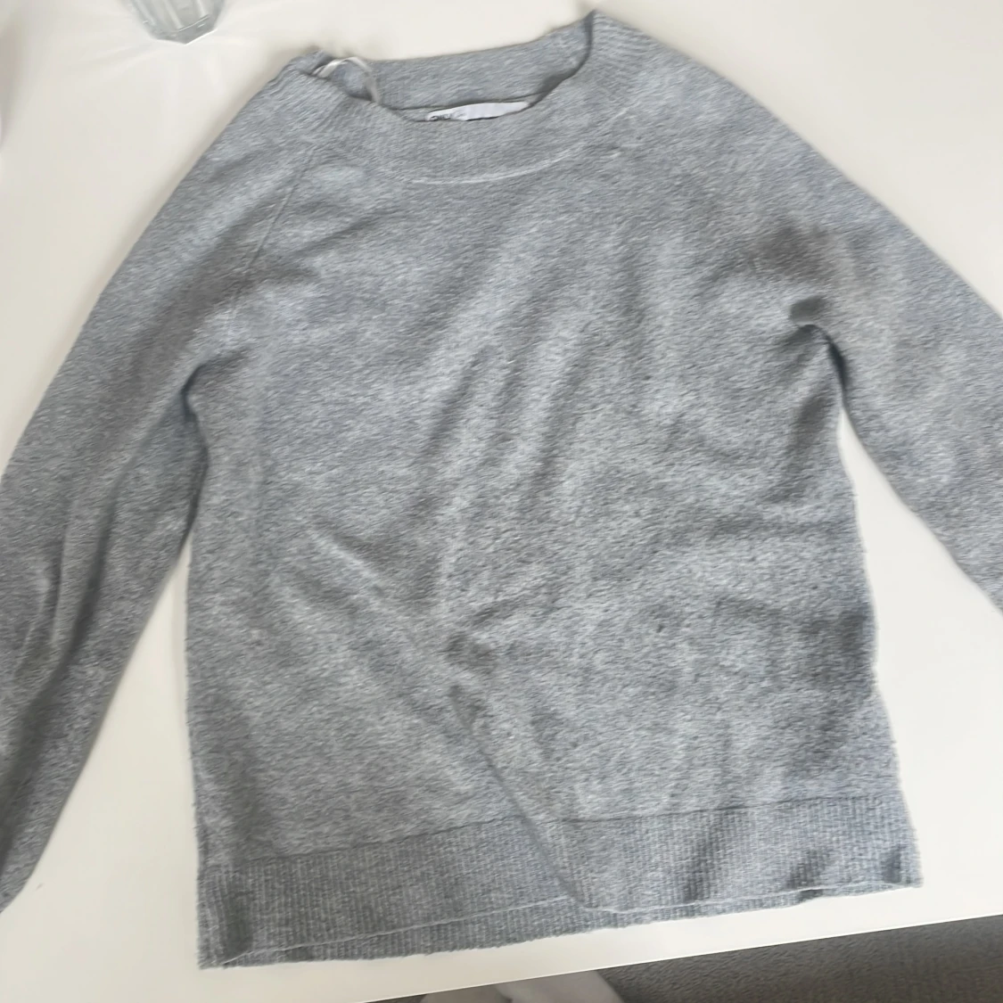 Grå stickad tröja från only - 90