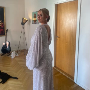 Balklänning  - Säljer min fina balklänning från Asos, perfekt till bal men andra festligheter också såklart! Köpt för 2500kr i storlek 38. Jag har sytt upp den hos en skräddare och jag är 173 cm och hade 2 cm klack på balen. 