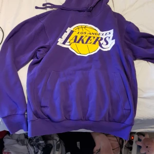 Lakers hoodie - Nyskick bortsett från färgfläckarna 