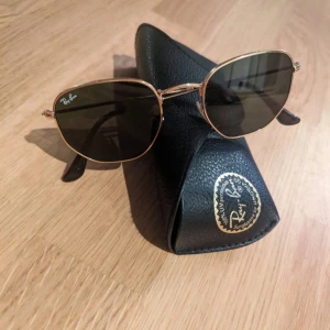 RAY BAN "HEXAGONAL FLAT LENSES" 54 (svart/guld) - RAY BAN "HEXAGONAL FLAT LENSES" 54 (svart/guld)