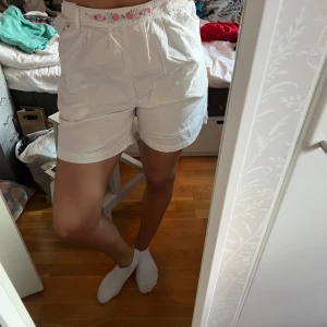 Shorts - Vintage sommarshorts med gullig brodyr 100% bomull Storlek 40