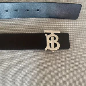 Burberry bälte  - Burberry bälte i bra jätte bra skick, ny pris cirka 6000. Köpt i nk på collage butiken så kvitto går att fixa 