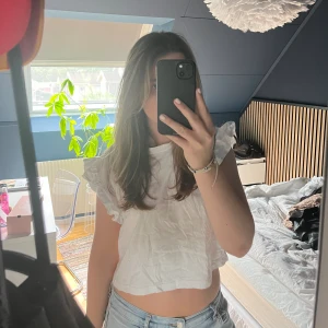 Vit T-shirt med volang  - Jätte fin volang T-shirt från zara❤️