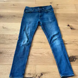 Säljer ett par feta slim fit jeans från Tiger  of Sweden i storlek W31 L32 men de sitter som W30 i midjan. Skick 9/10 Tveka inte på att höra av dig!