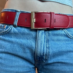 Rött läderbälte - Jättesnyggt tjockt läderbälte med guldspänne, köpt second hand!