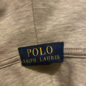 Ralph Lauren zip hoodie - Den är i 7/10 skick, jag säljer för att jag har växt ut den.
