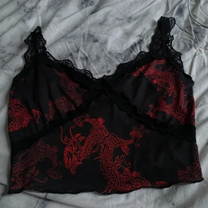 Svart topp med röda drakar - En super snygg topp!  Har använt ca 10 ggr.  Från shein 