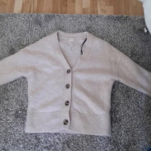 Fin stickad tröja - Stickad tröja från H&M. Färgen är beige. 