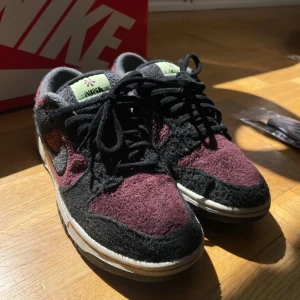 Nike dunk - Nike dunk i ett ”fleece” material. Ooootroligt feta med ett mjukt material. Skorna är använda ett fåtal gånger och skicket är dunder. Box och ett par lila skosnören ingår. Nypris 800, mitt pris 500