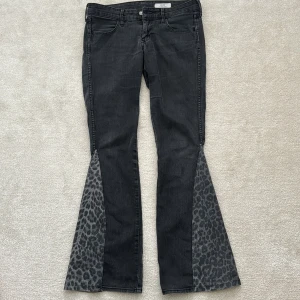 Lågmidjade leopardmönstrade jeans - Säljer nu mina sjukt snygga egensydda leopardmönstrade lågmidjade jeans🐆🐆så unika och passar till allt! (Spegeln är smutsig inte jeansen)