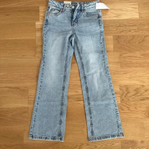 Helt nya jeans i St 140 - Lätt utsvänga / helt nytt i St 140