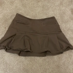 Skit snygg kjol  - Säljer en trendig volang kjol i storlek S passar nog även m 💕De är bara att trycka på köp nu om du inte har frågor💕Gå in och kolla mitt konto säljer nästan allt för 150 sommar kläder🚨