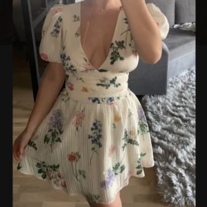 Gulligt somrigt set - Super gulligt set med topp och kjol från ginatricot, setet är helt nytt och endast testat men har hunnit rycka bort prislapparna. Köpt förra året för ca 600kr, perfekt inför midsommar💐🌸💕