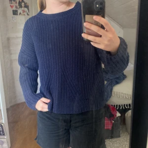 Stickad tröja  - Fin stickad tröja från Only, fint skick men lite nopprig på vissa ställen men inget märkvärdigt💗