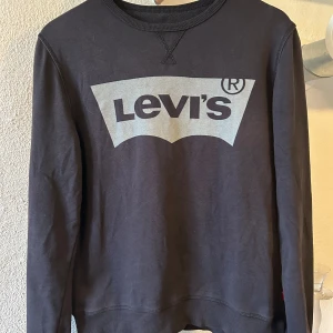   Collage tröja - Levis college tröja stl xs ca 16 år