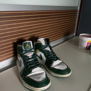 Jordan 1 mid sonic  - Ett par gammal beaters som jag vill få sålt ganska rena men i okej skick. Ingen original kartong 📦.